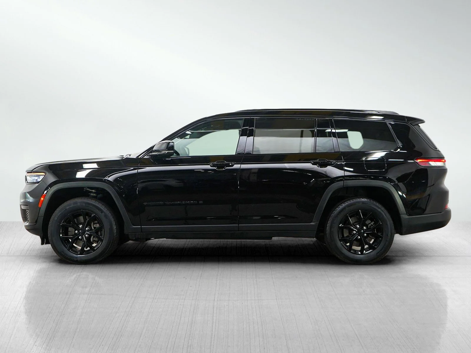 Used 2025 Diamond Black Crystal Pearlcoat Jeep Altitude image 2