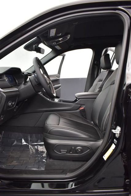 New 2026 Diamond Black Crystal Pearl-Coat Exterior Paint Jeep Limited image 10