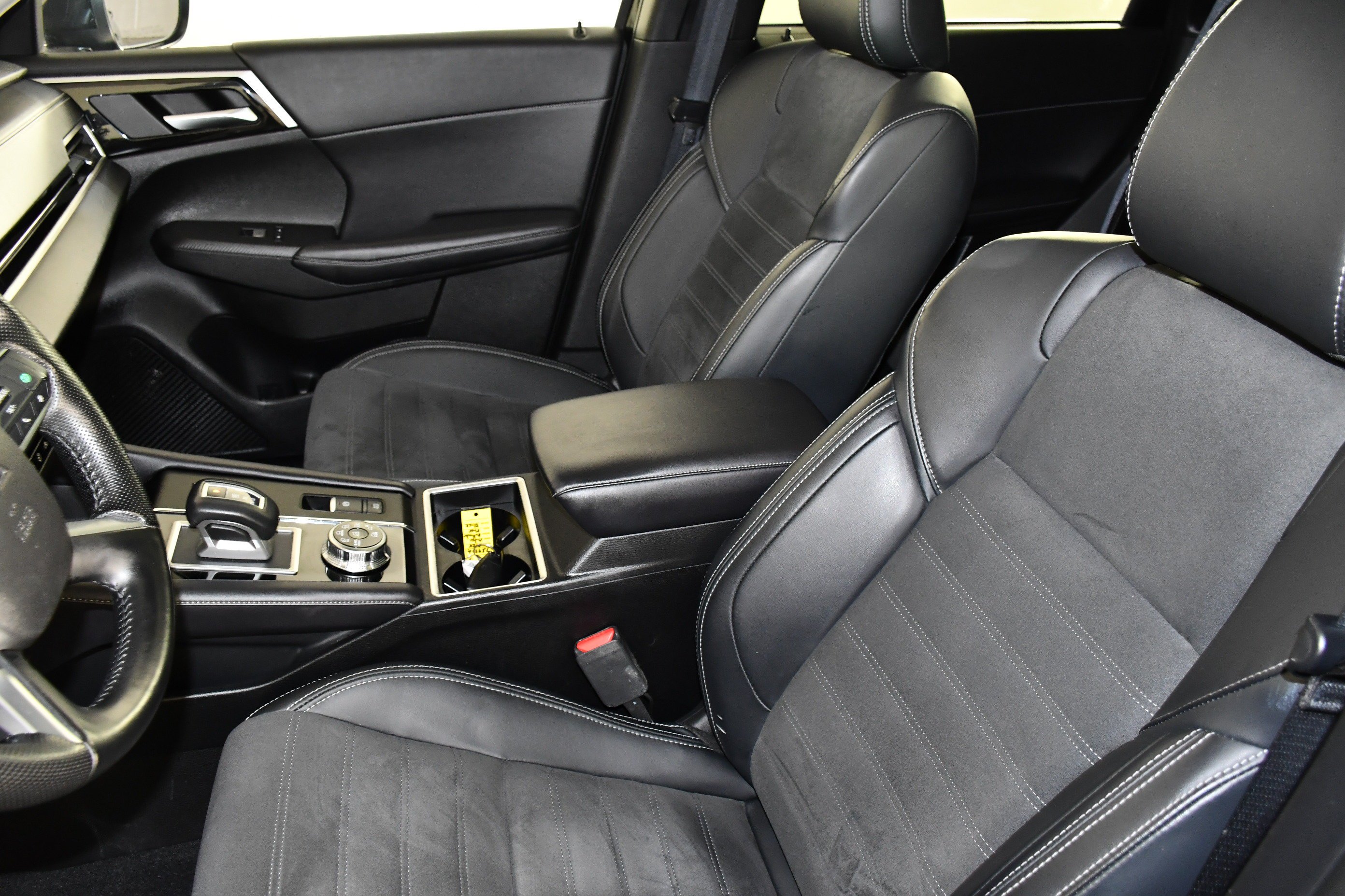 Certified Used 2024 Black Diamond Mitsubishi SE image 37