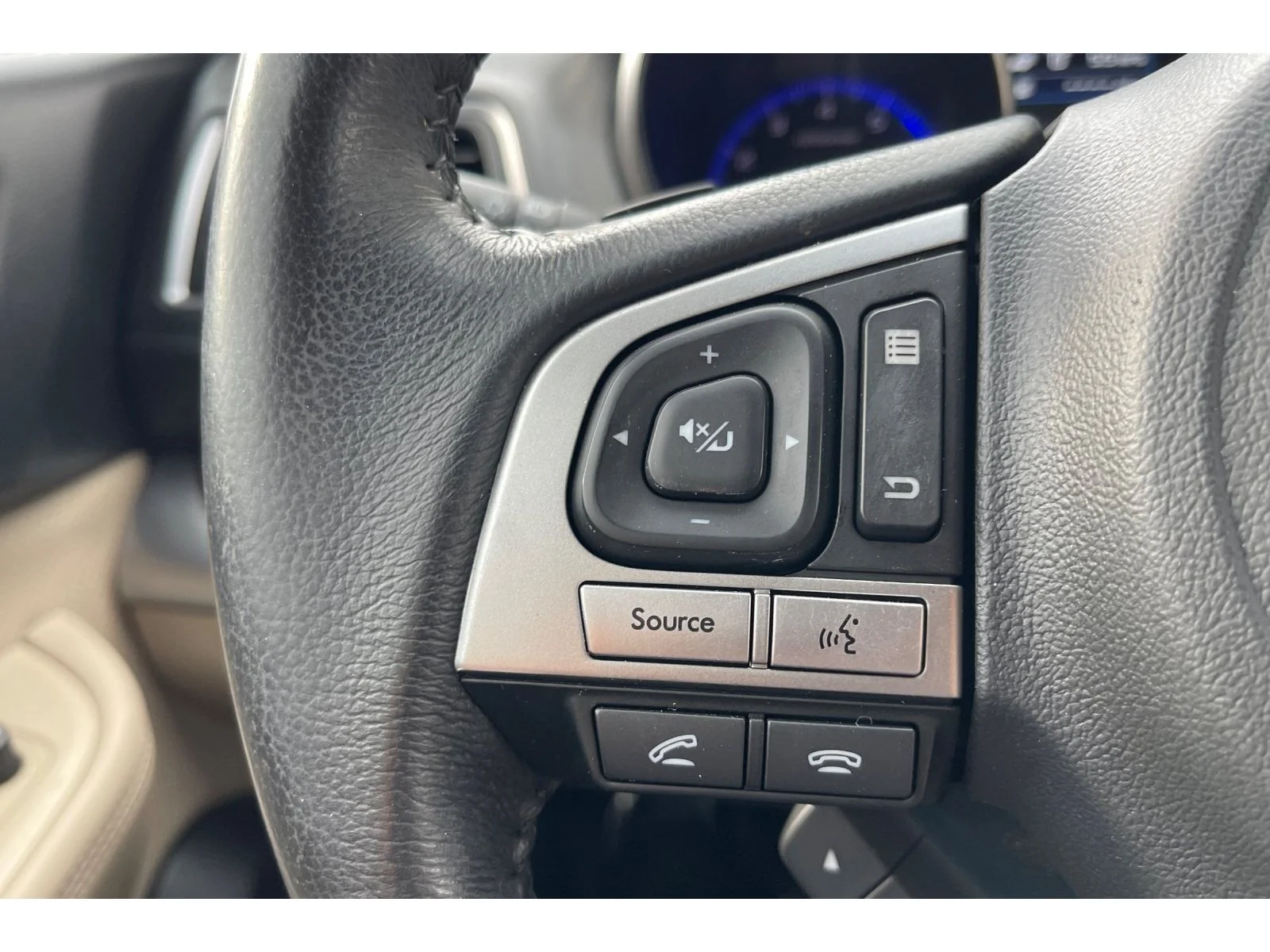Used 2017 CRYSTAL WHITE PEA Subaru Limited image 33