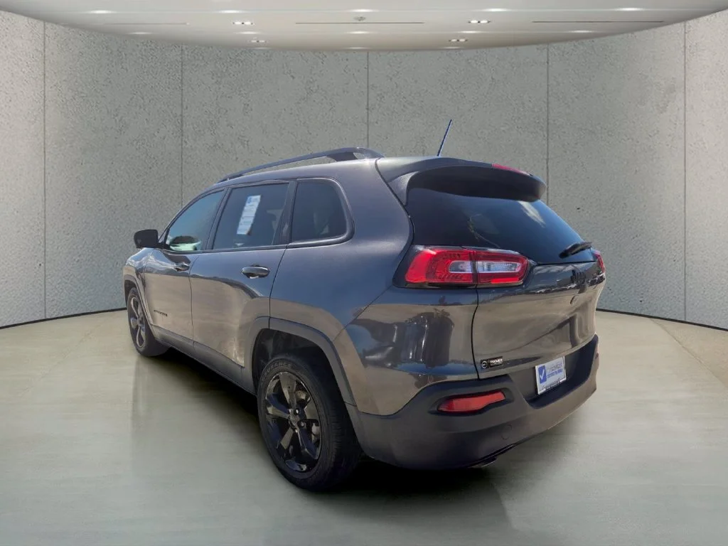 Used 2018 Gray Jeep Latitude image 3