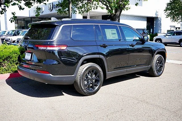 New 2026 Diamond Black Crystal Pearl-Coat Exterior Paint Jeep Laredo image 9