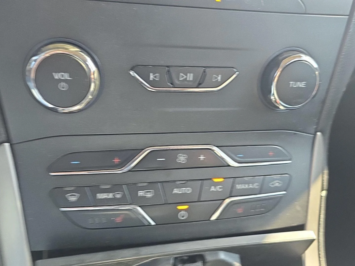 Used 2020 Oxford White Ford SEL image 17
