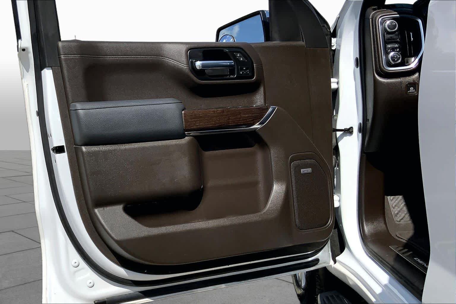 Used 2021 White Frost Tricoat GMC Denali image 21