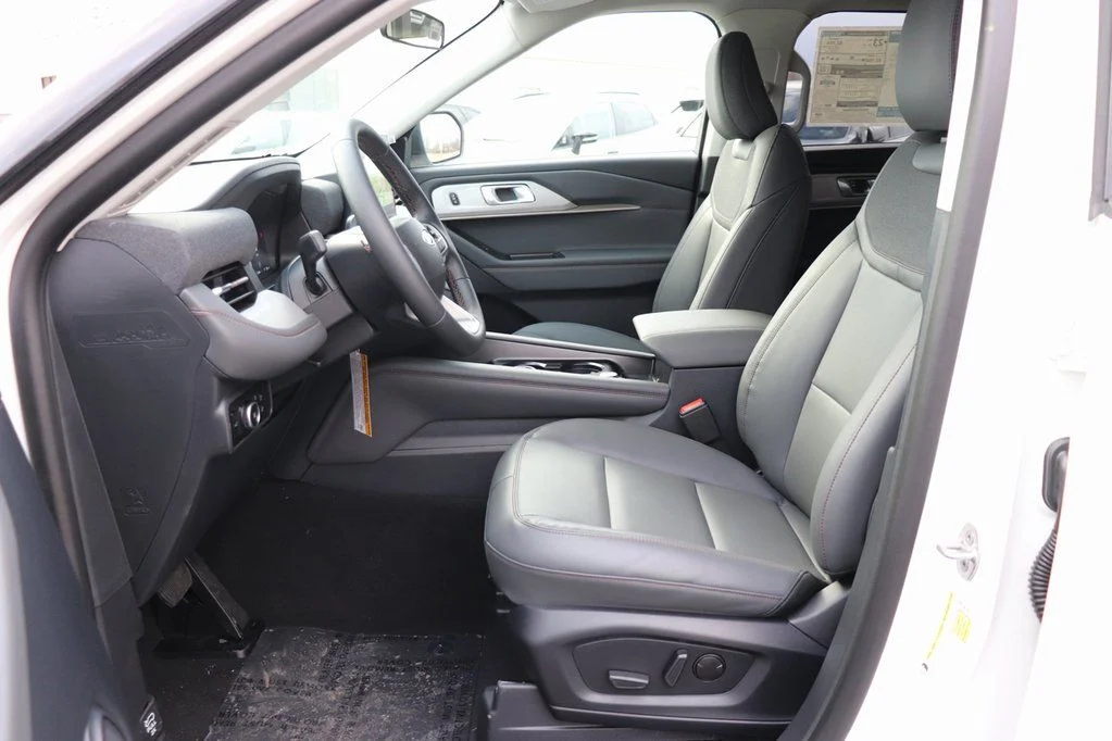 New 2026 Star White Metallic Tri-Coat Ford Active image 33