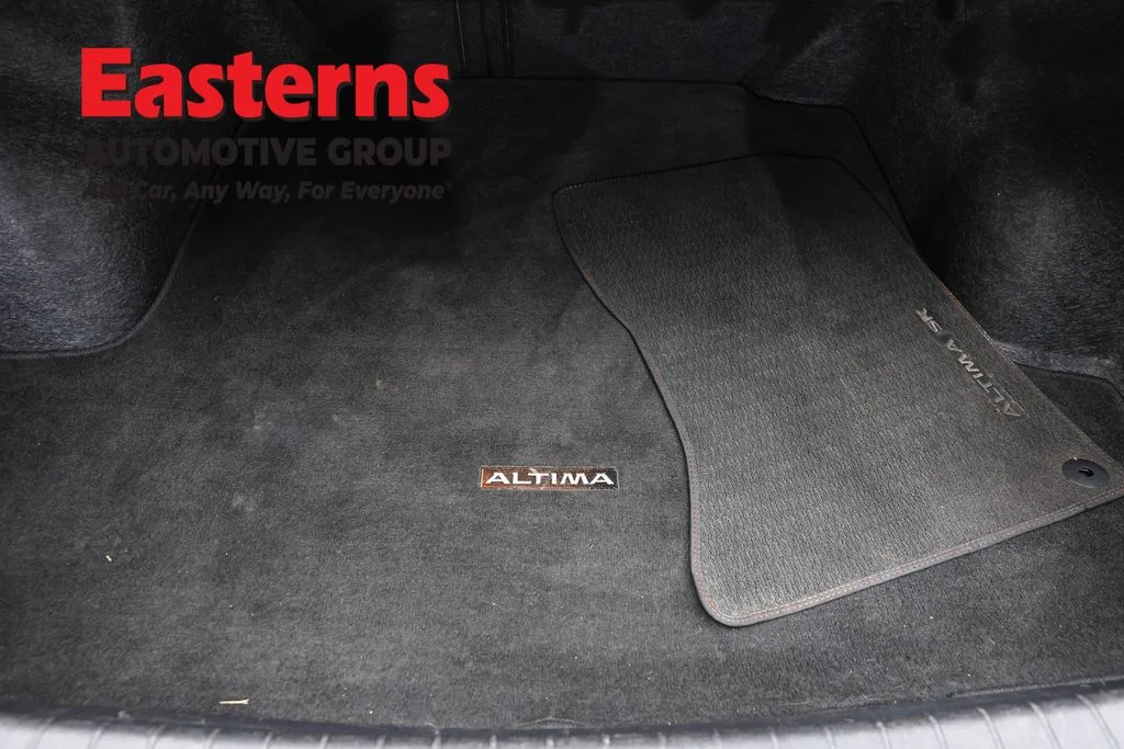 Used 2024 White Nissan 2.5 SR image 9