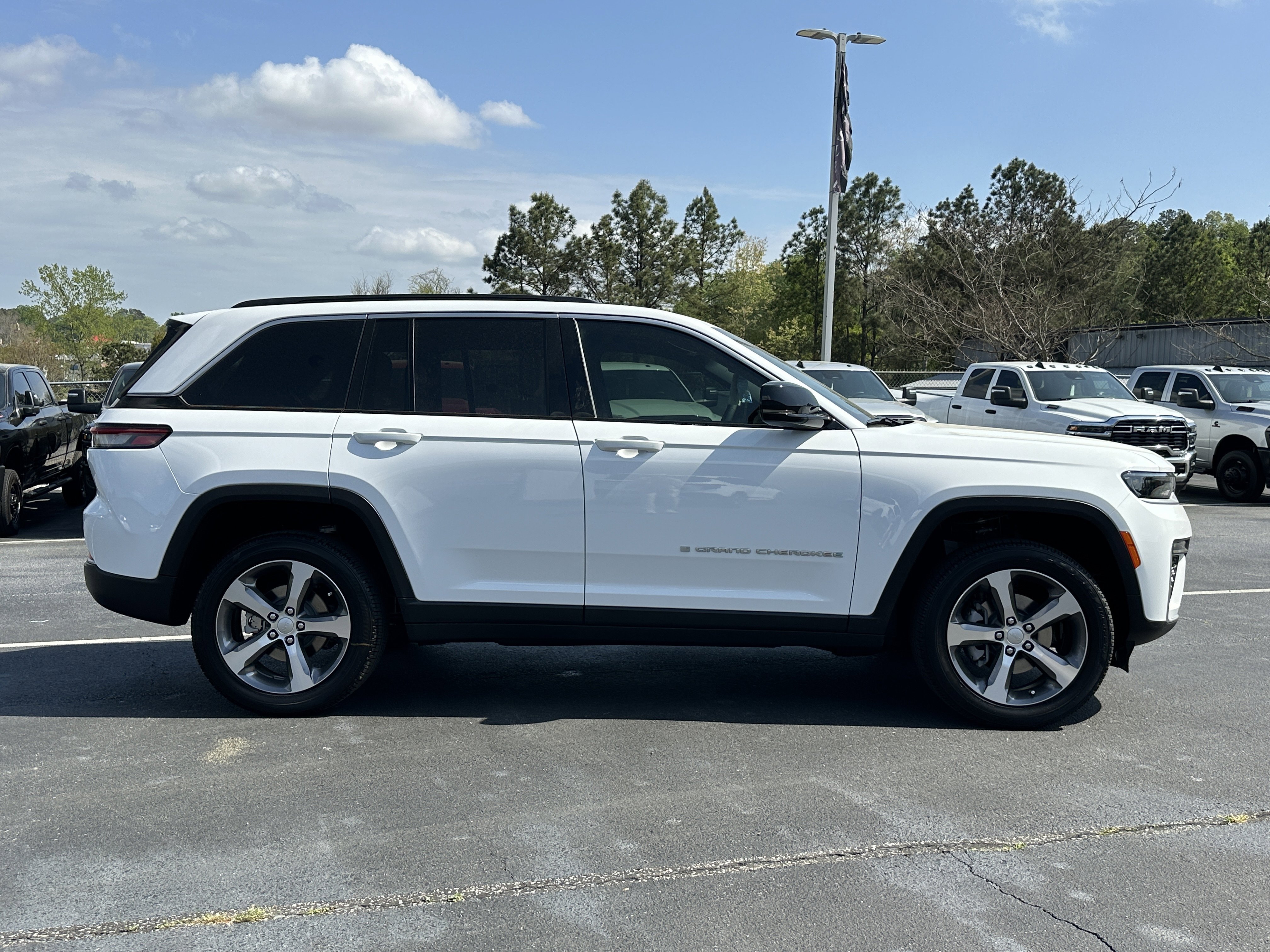 New 2026 Bright White Clear-Coat Exterior Paint Jeep Limited image 9