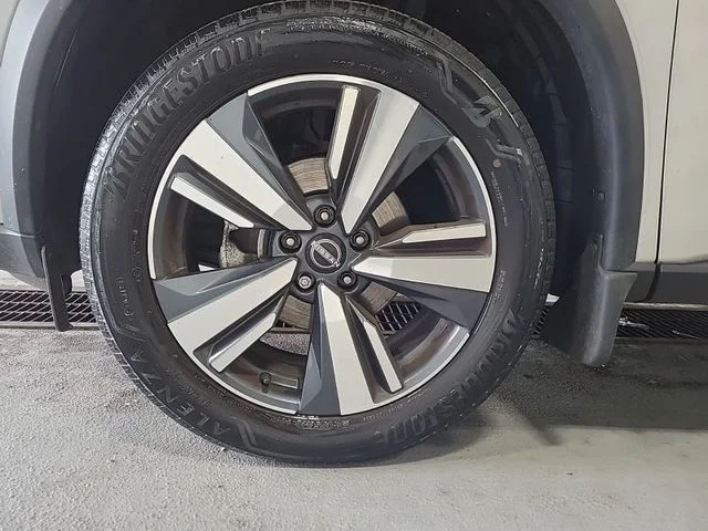 Used 2023 Brilliant Silver Metallic Nissan Platinum image 25