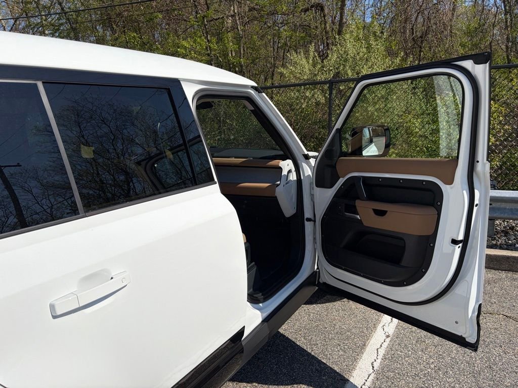 New 2025 White Land Rover X-Dynamic SE image 14