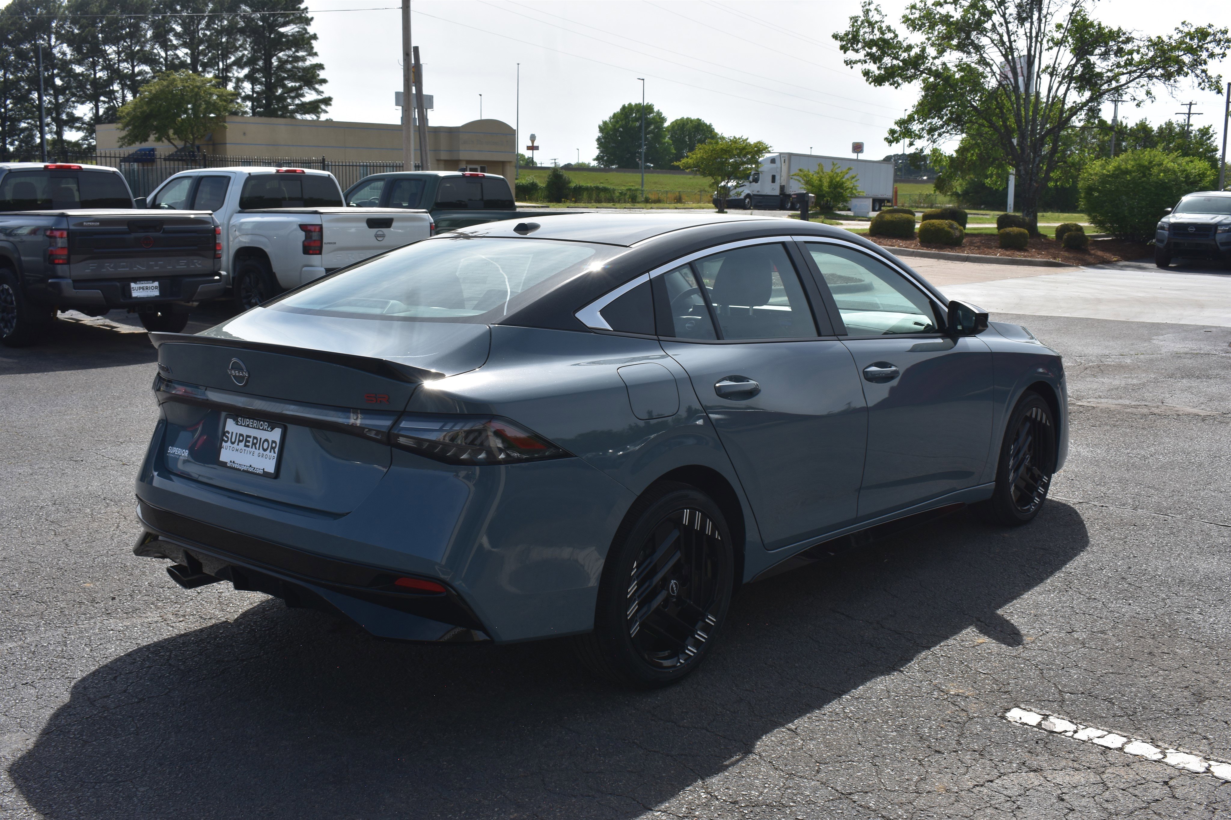 New 2026 Atlantic Gray Metallic / Super Black Two-tone Nissan SR image 5