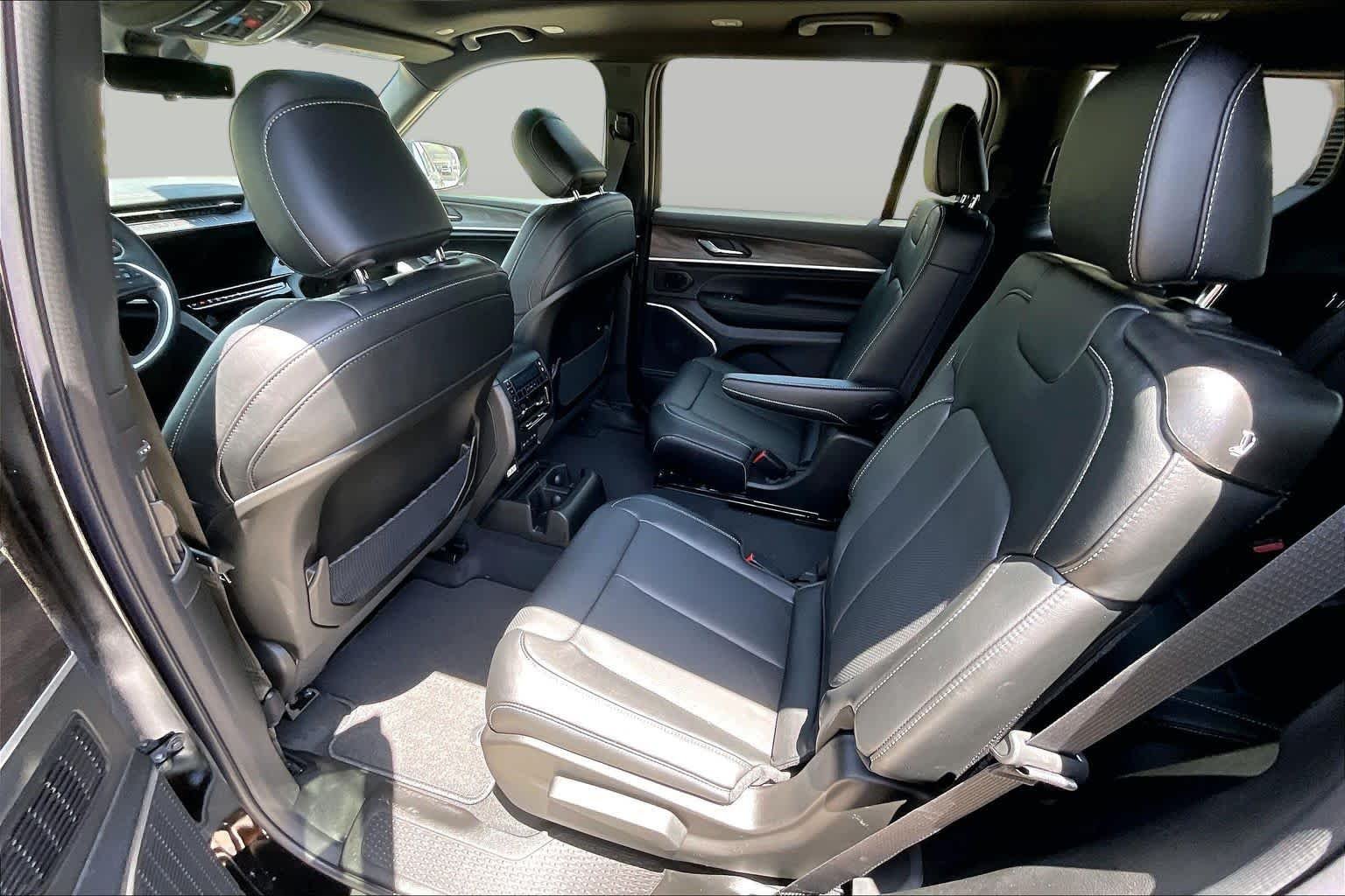 New 2026 Diamond Black Crystal Pearl-Coat Exterior Paint Jeep Limited Reserve image 21