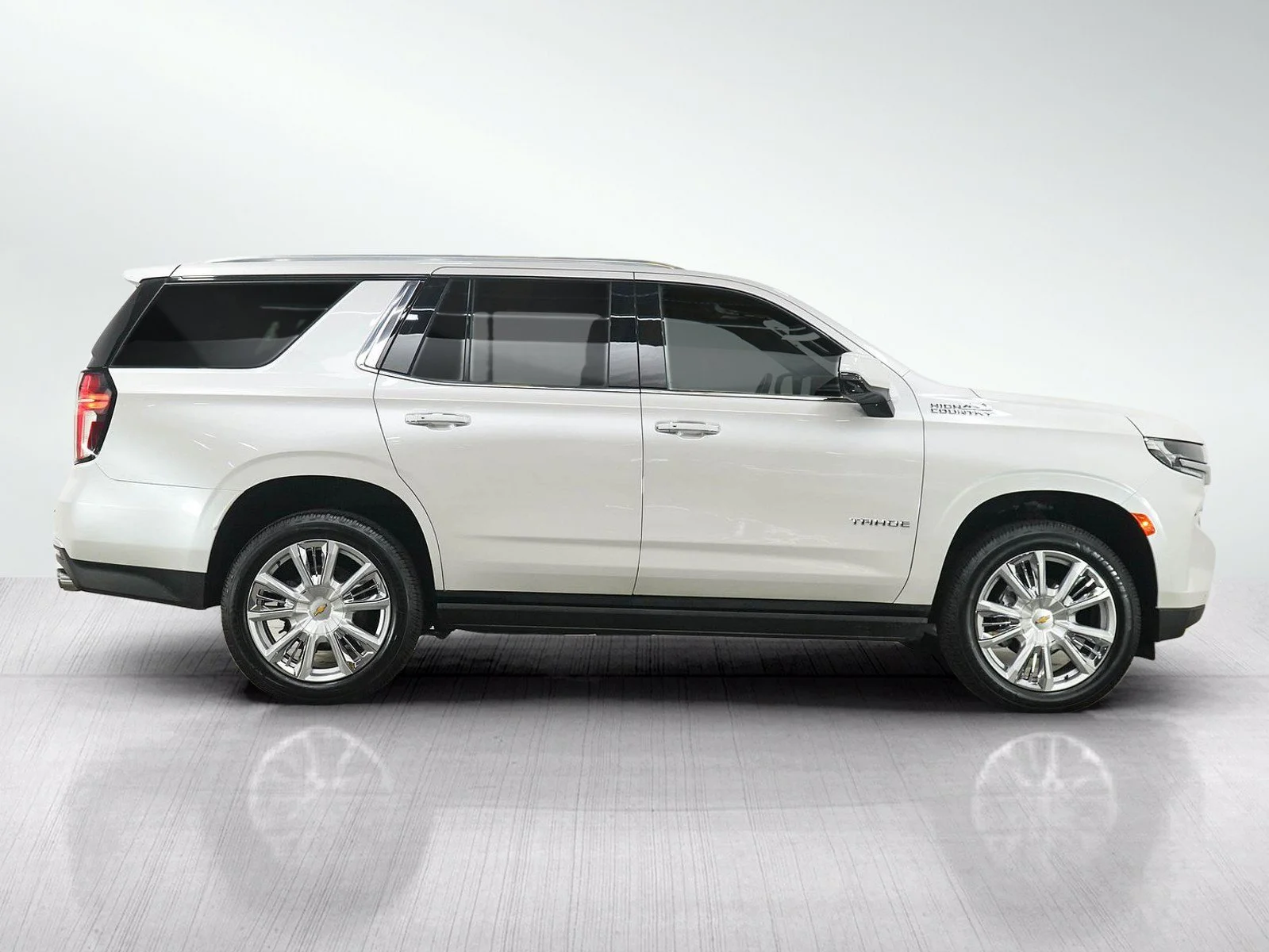 Used 2021 IRIDESCENT PEARL TRICOAT Chevrolet High Country image 6