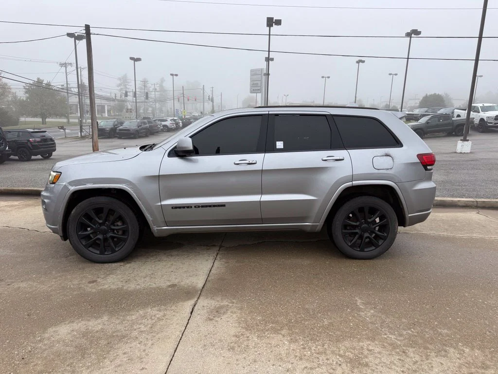 Used 2018 Silver Jeep Altitude image 9