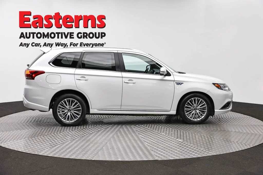Used 2020 White Mitsubishi SEL image 4