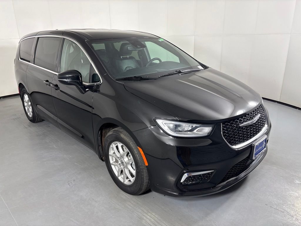 Used 2025 Black Chrysler Select image 2