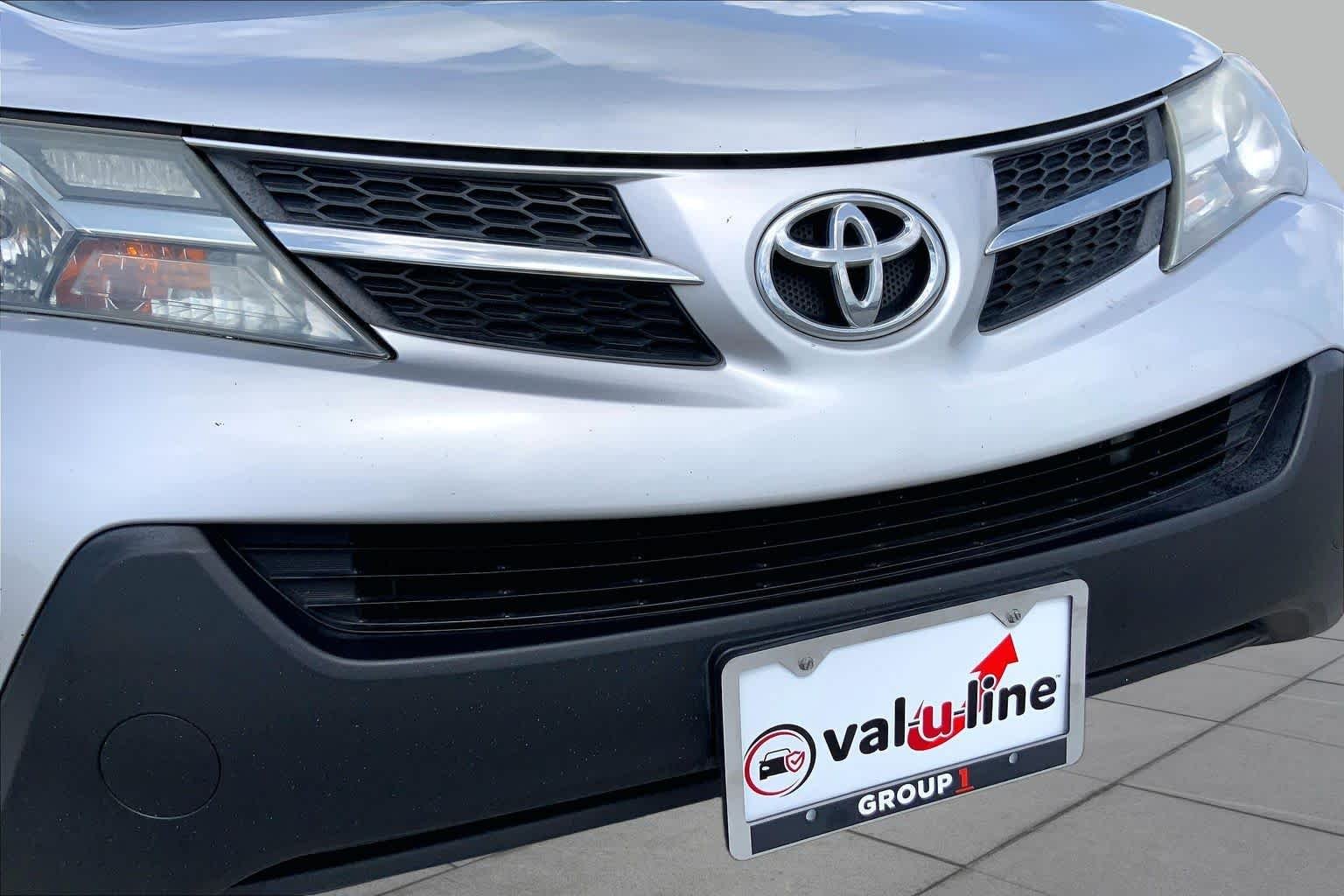 Used 2015 Classic Silver Metallic Toyota LE image 29