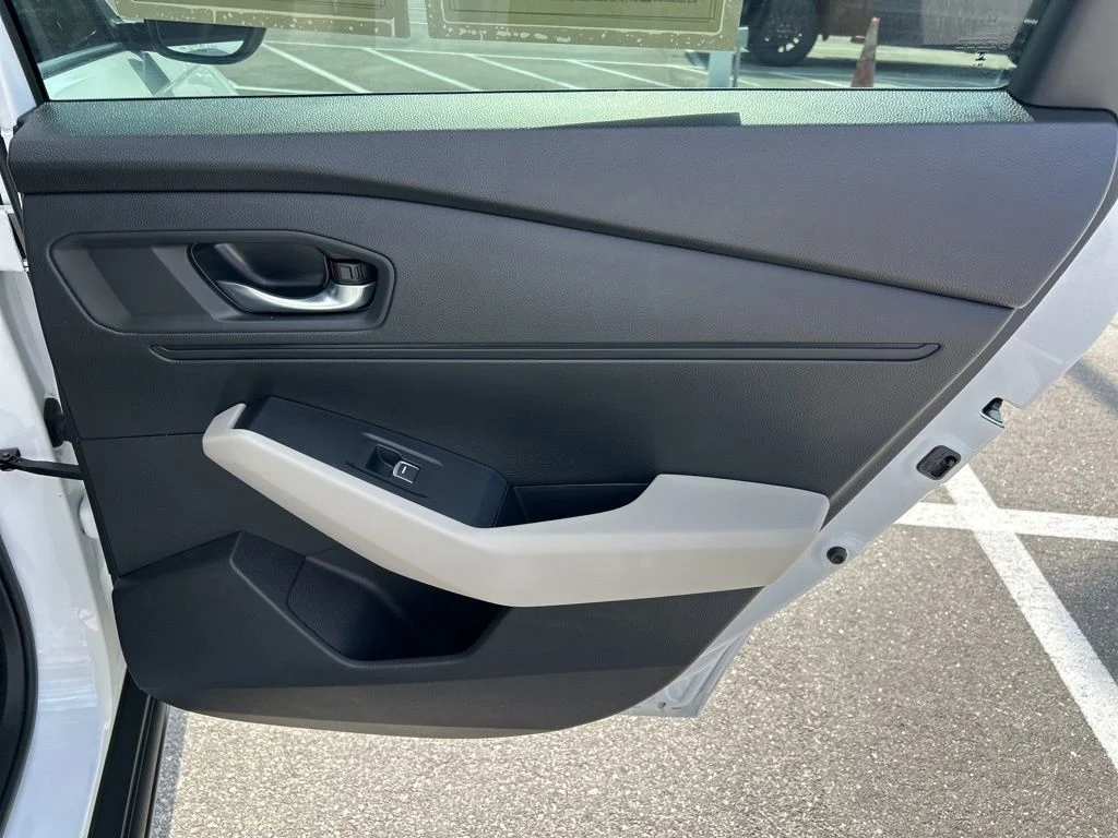 Used 2025 Platinum White Pearl Honda SE image 42