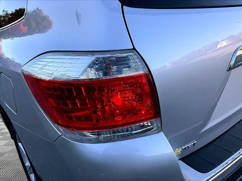 Used 2013 Silver Toyota Base image 34