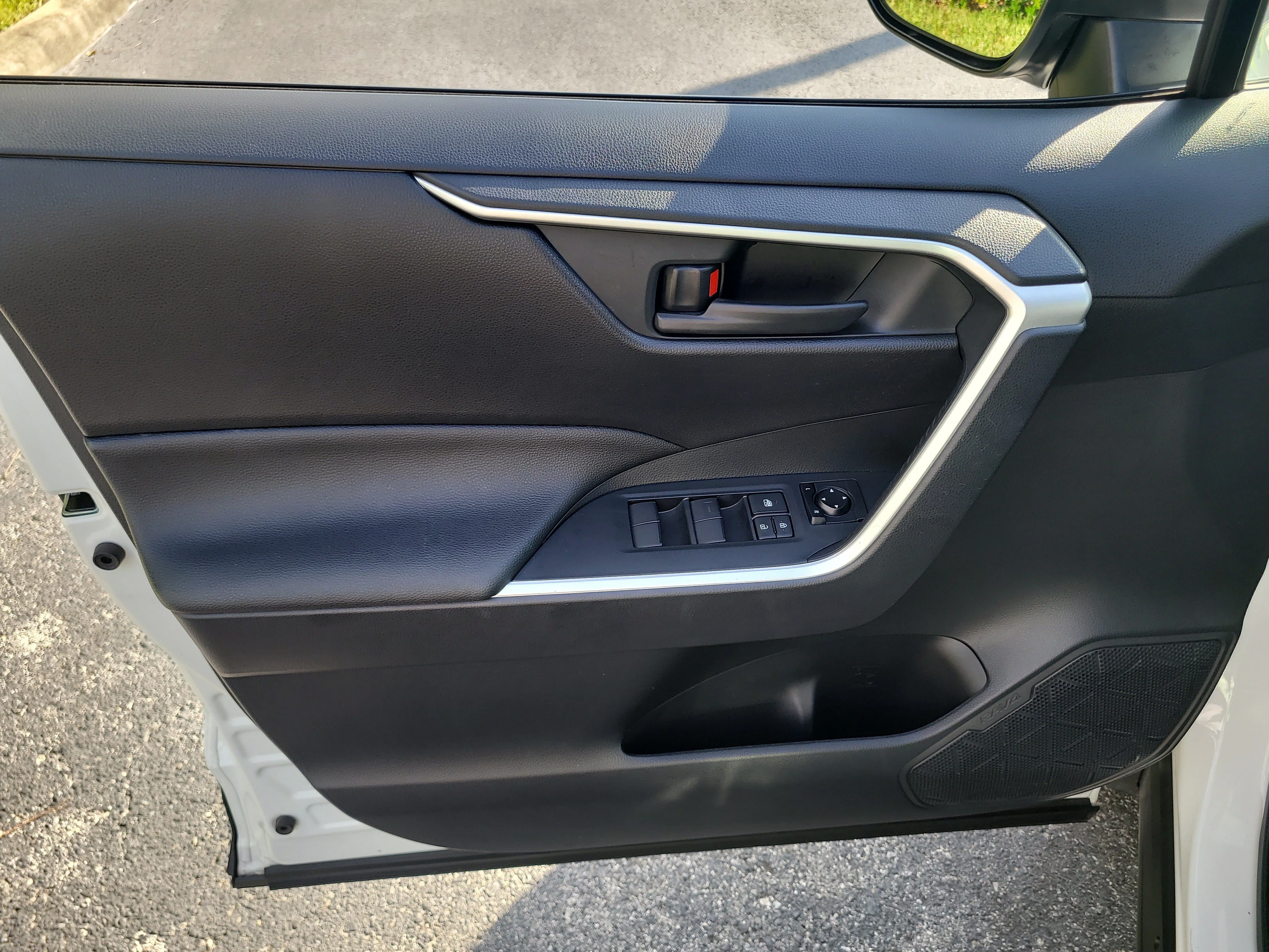 Used 2022 White Toyota Hybrid LE image 16