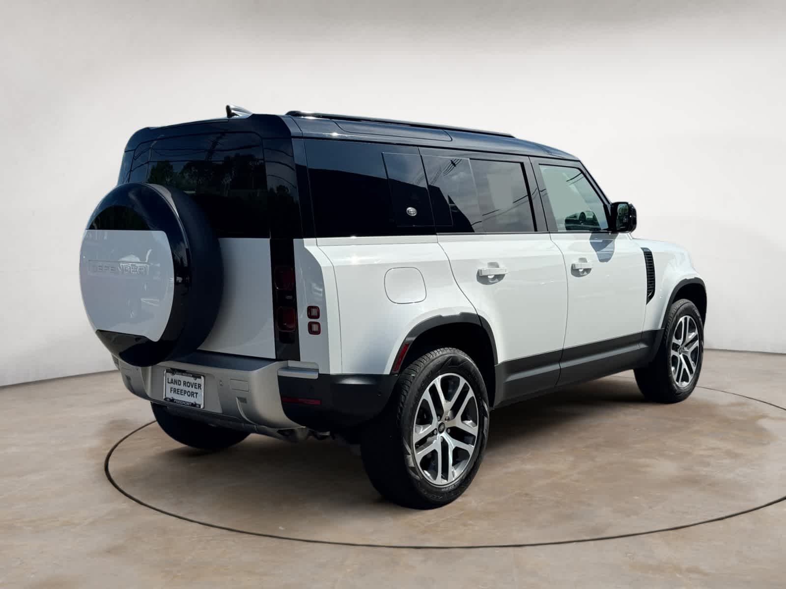 Used 2024  Land Rover S image 5