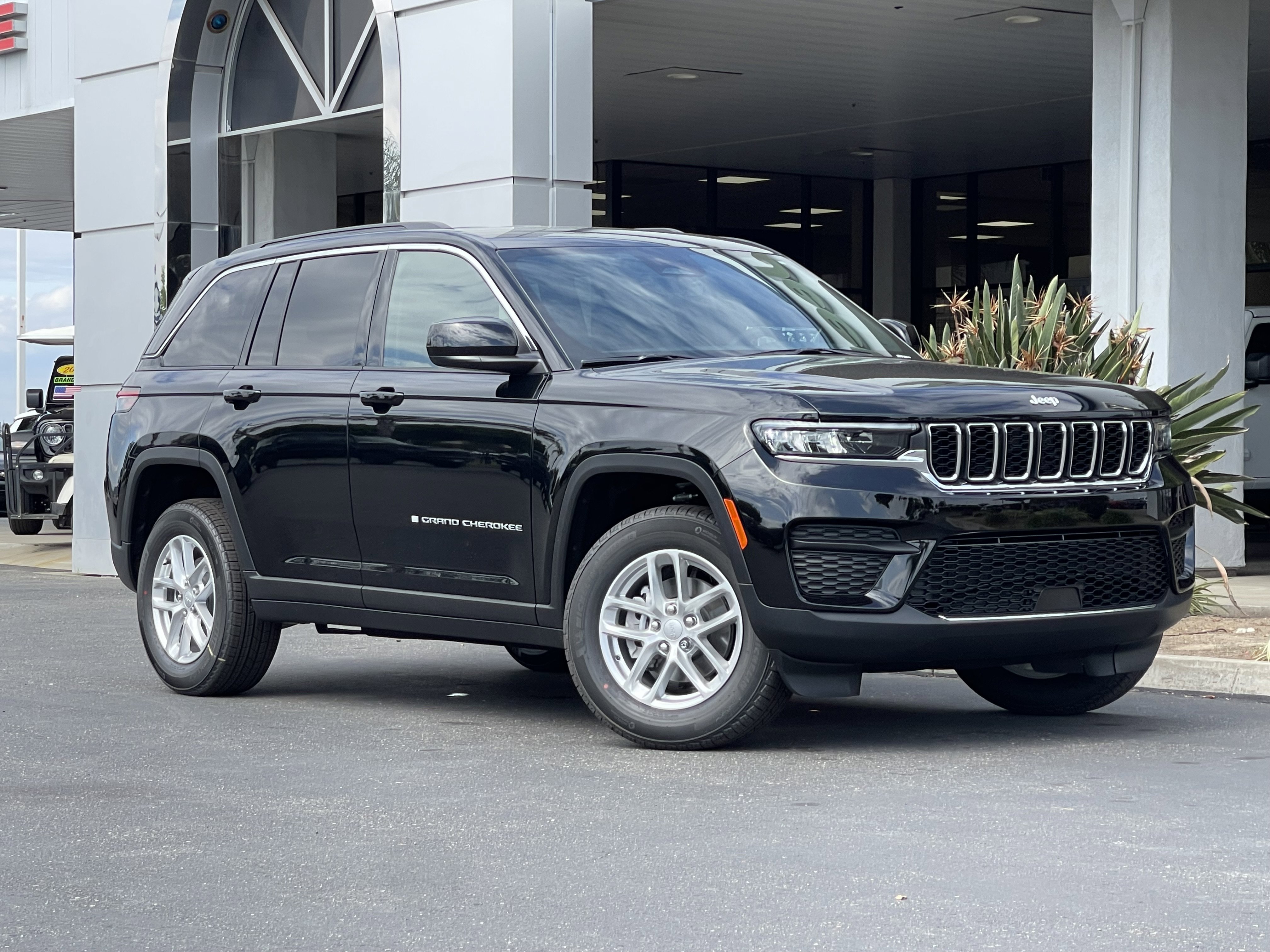 New 2026 Diamond Black Crystal Pearl-Coat Exterior Paint Jeep Laredo image 2
