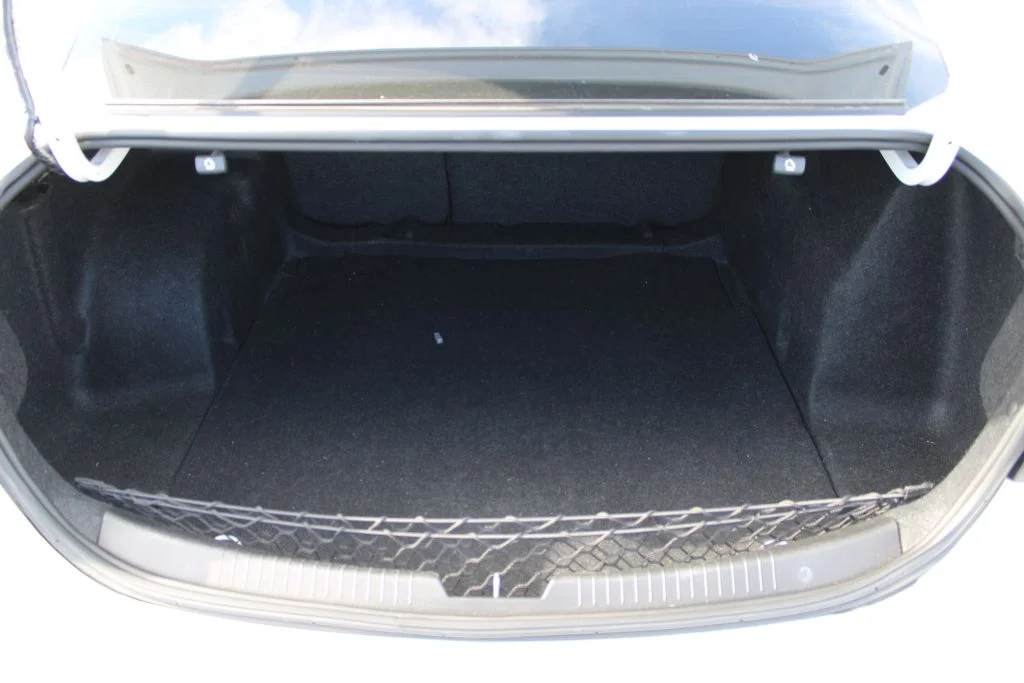 Used 2020 White Chevrolet LS image 9