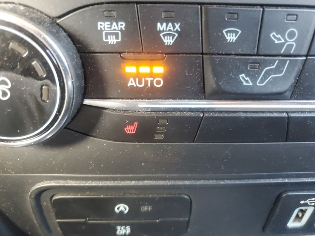 Used 2018 Black Ford SE image 24