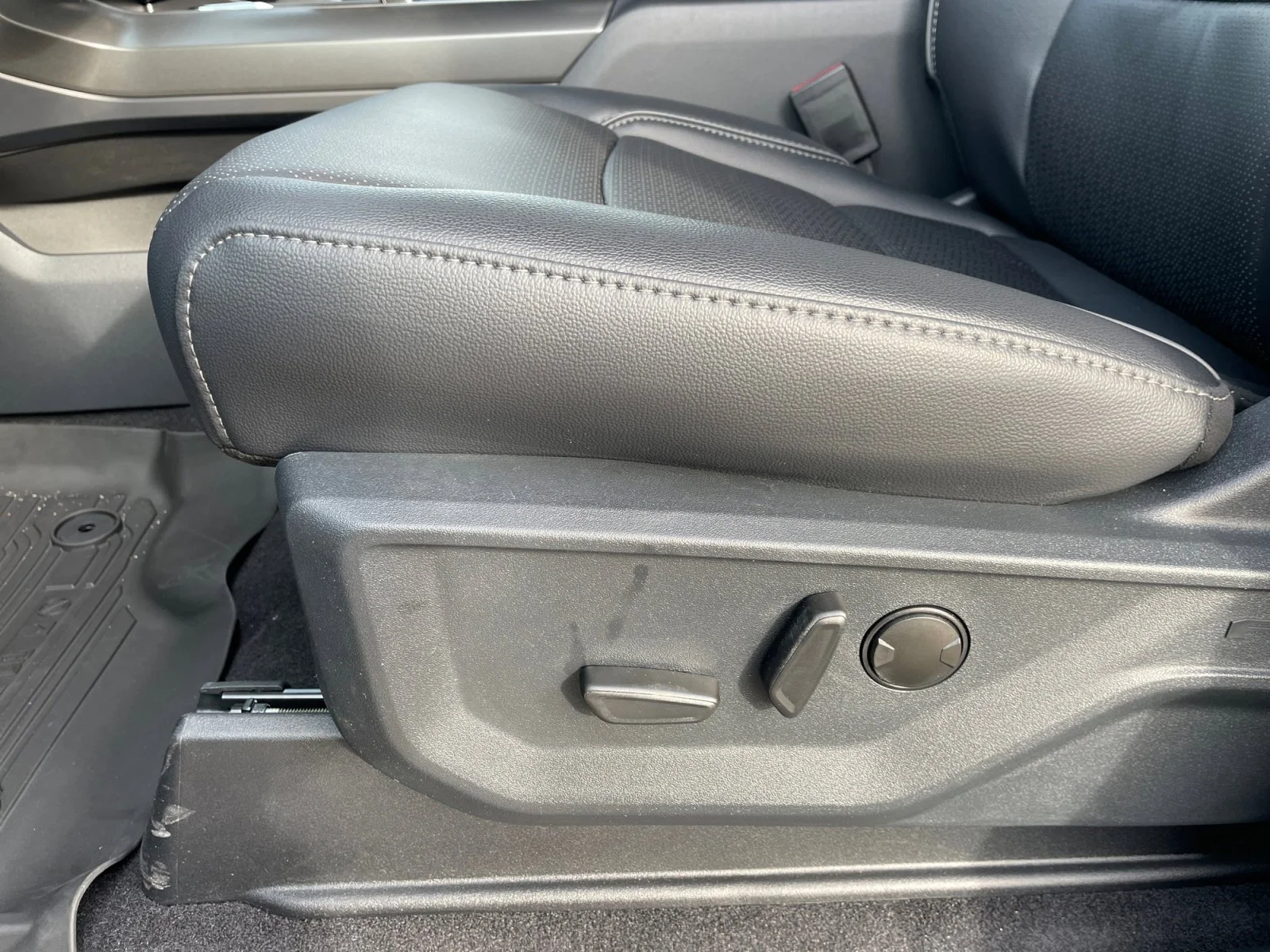 New 2026 Agate Black Metallic Ford Lariat image 14