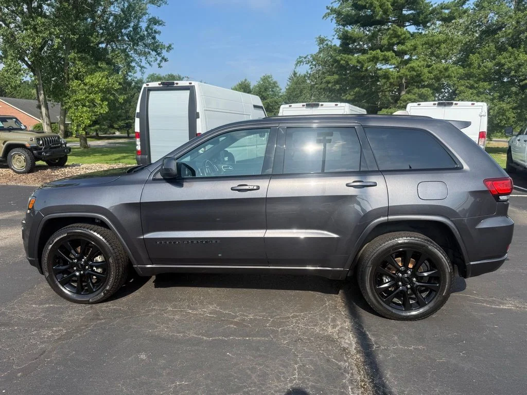 Used 2018 Gray Jeep Altitude image 7
