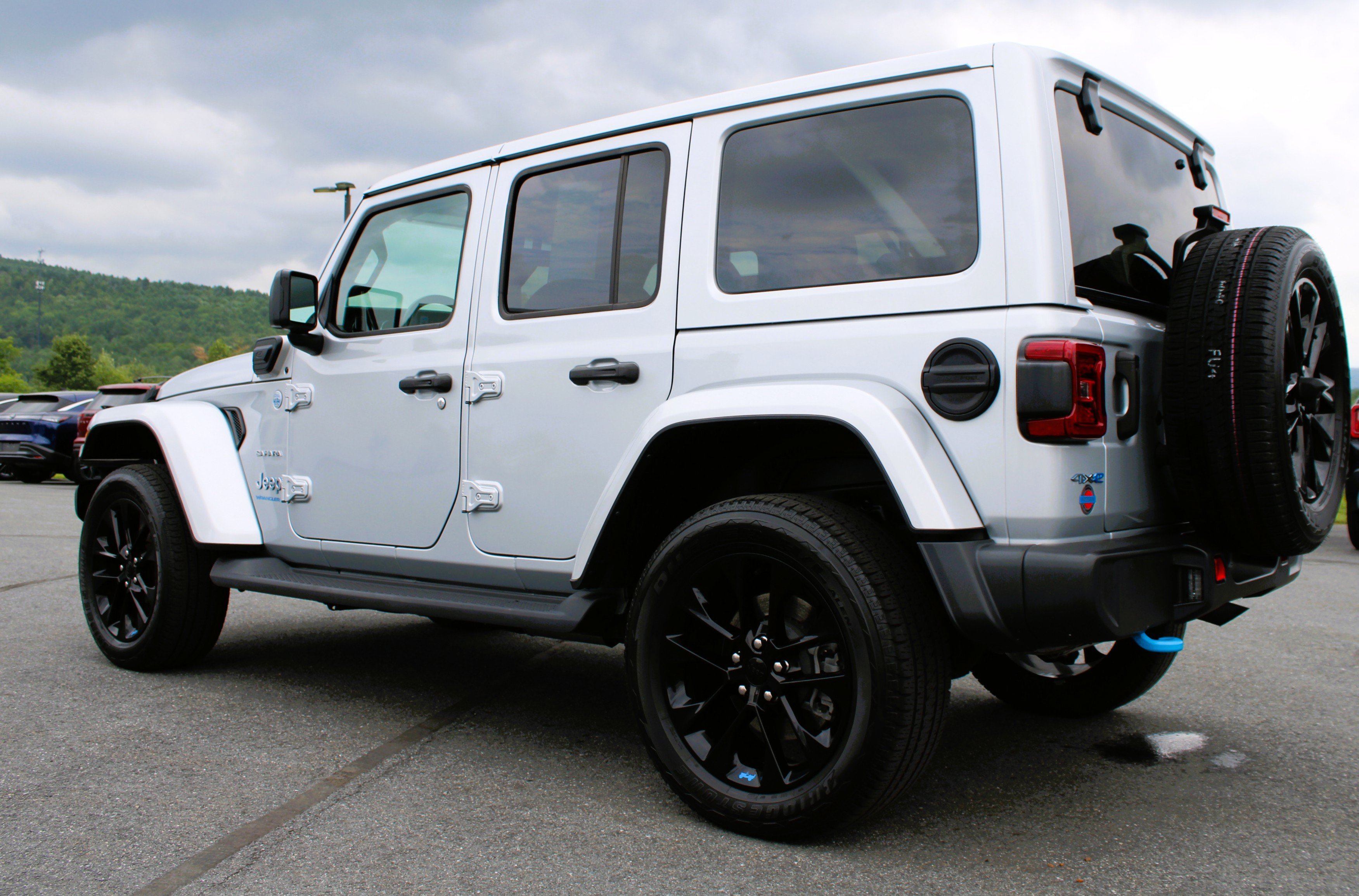 Used 2023 Silver Zynith Clearcoat Jeep Sahara image 12
