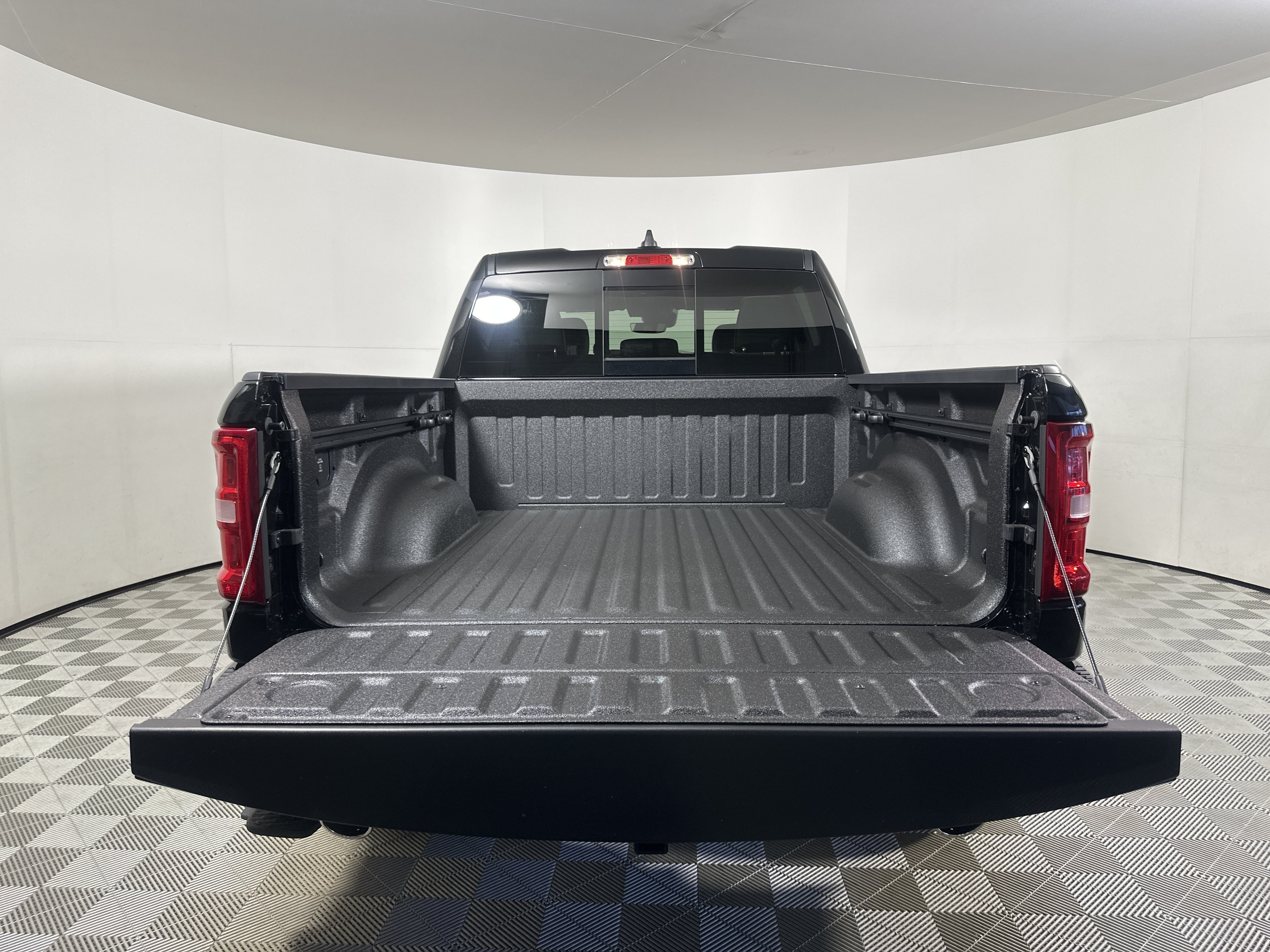New 2026 Diamond Black Crystal Pearl-Coat Exterior Paint RAM Laramie image 25