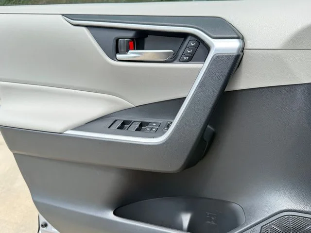 Certified Used 2023 SILVER SKY METALLIC Toyota XLE Premium image 23