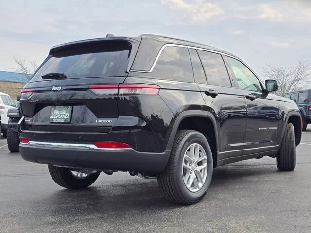 New 2026 Diamond Black Crystal Pearlcoat Jeep Laredo X image 30