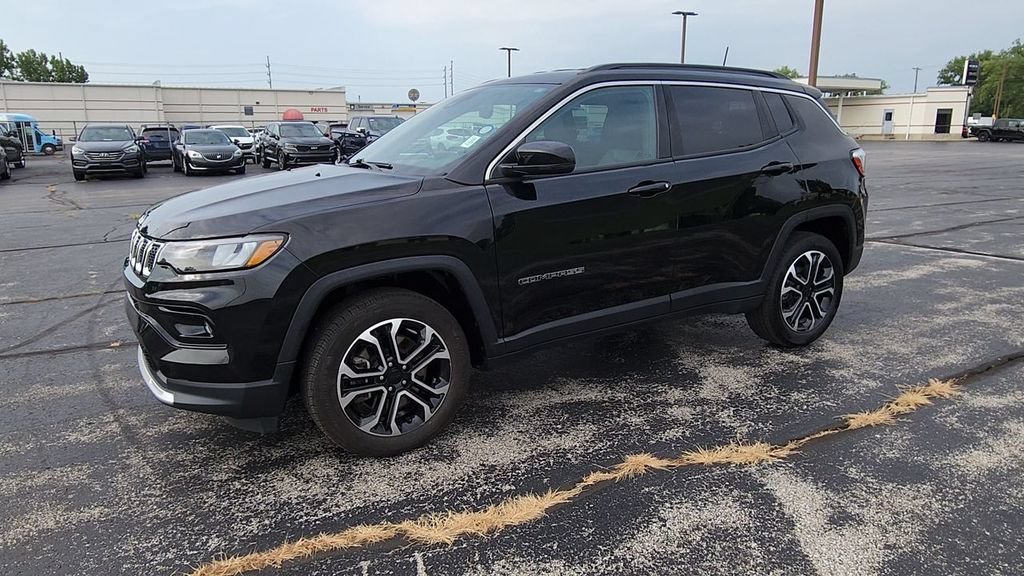Used 2023  Jeep Limited image 4