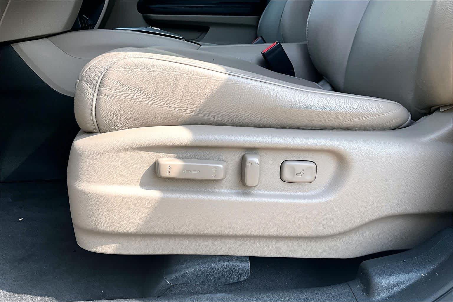 Used 2020 Platinum White Pearl Honda Touring 8-Passenger image 32