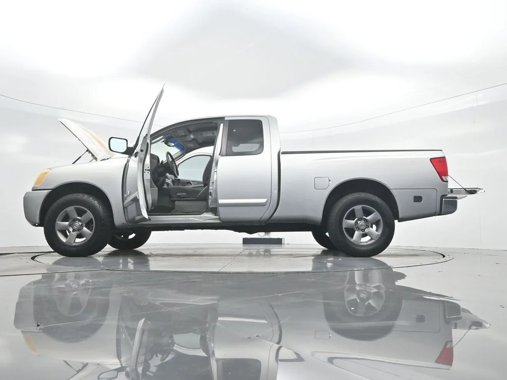 Used 2005 Silver Nissan SE image 42