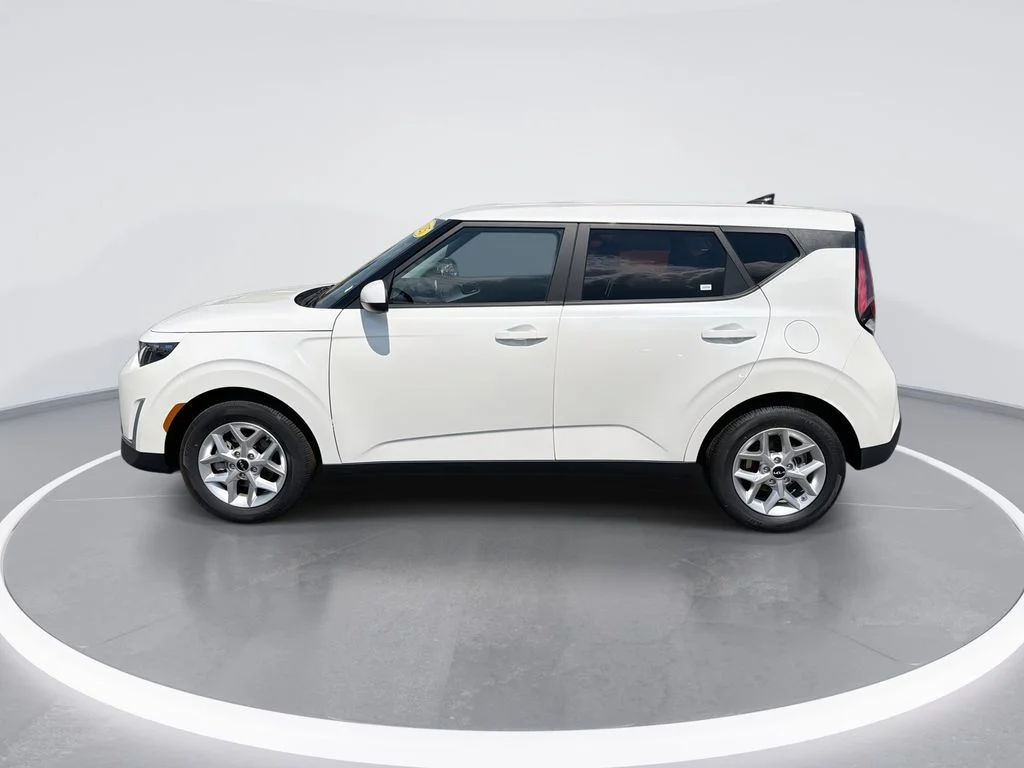 Used 2025 White Kia LX image 5