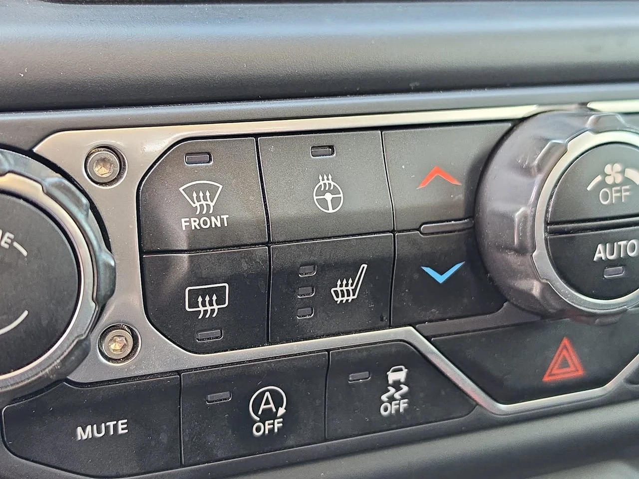Used 2020 Bright White Clearcoat Jeep Altitude image 27