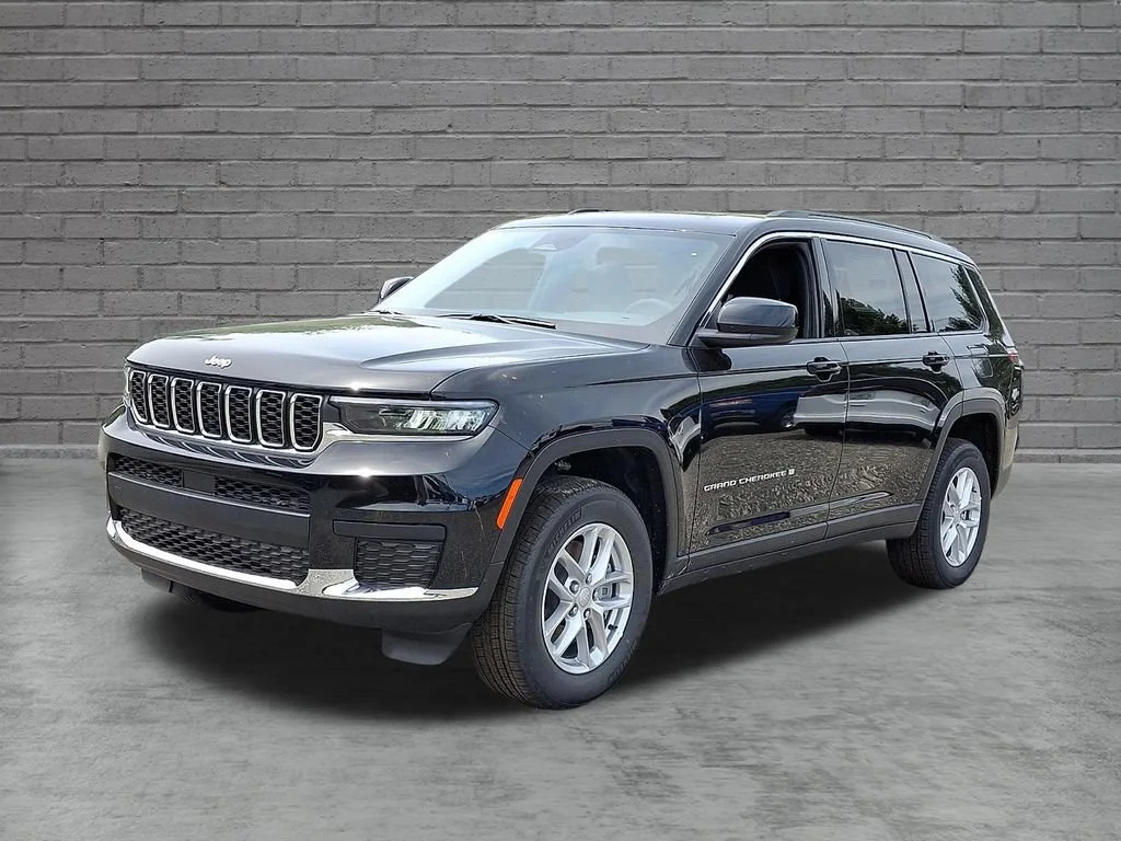 New 2026 Diamond Black Crystal Pearlcoat Jeep Laredo X image 4