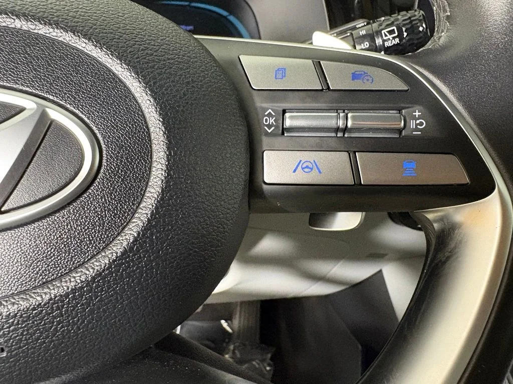 Used 2025 White Hyundai SEL image 26