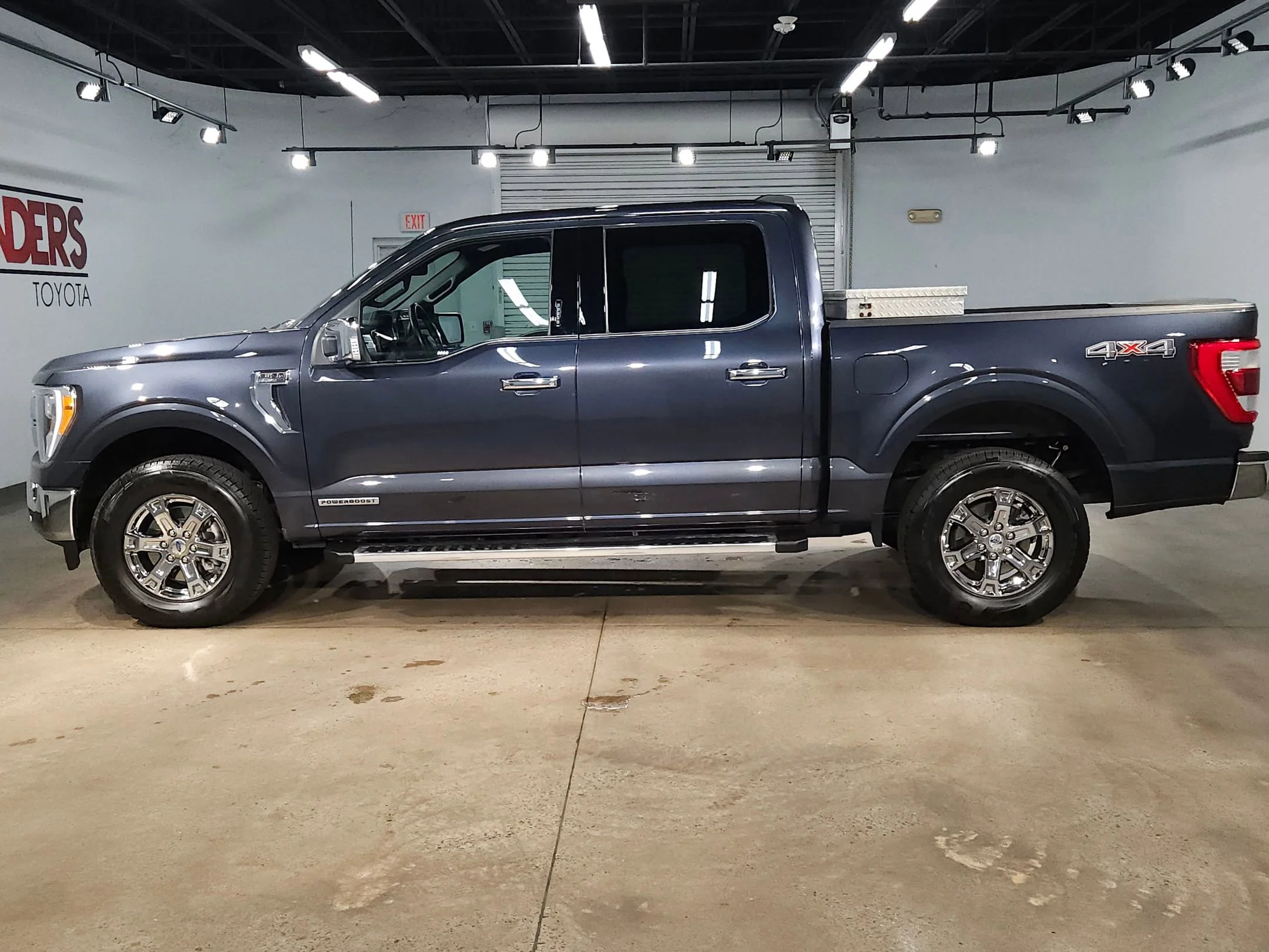 Used 2022 Smoked Quartz Metallic Tinted Clearcoat Ford LARIAT image 4