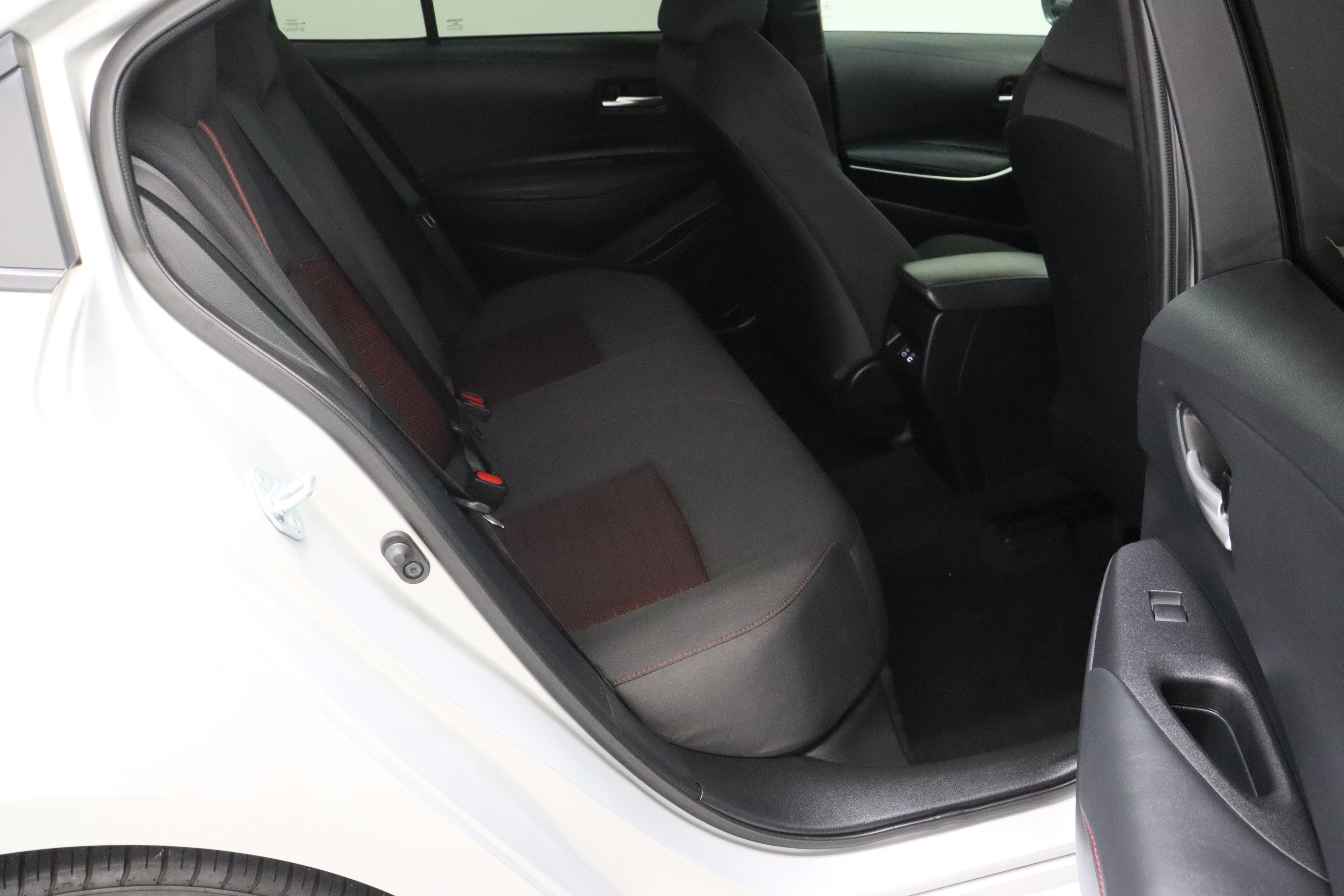 Certified Used 2025 Classic Silver Metallic Toyota SE 2.0L image 31