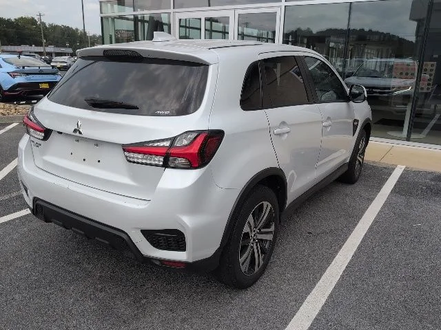 Used 2024  Mitsubishi 2.0 ES image 9