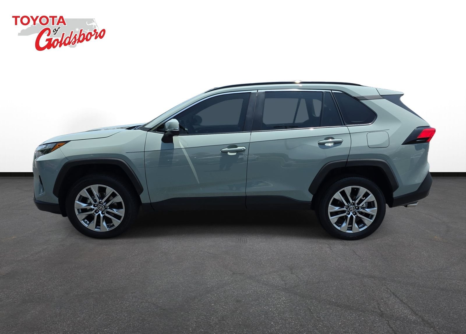 Used 2023  Toyota XLE Premium image 8