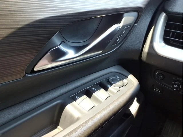 Used 2023 White GMC SLE image 29