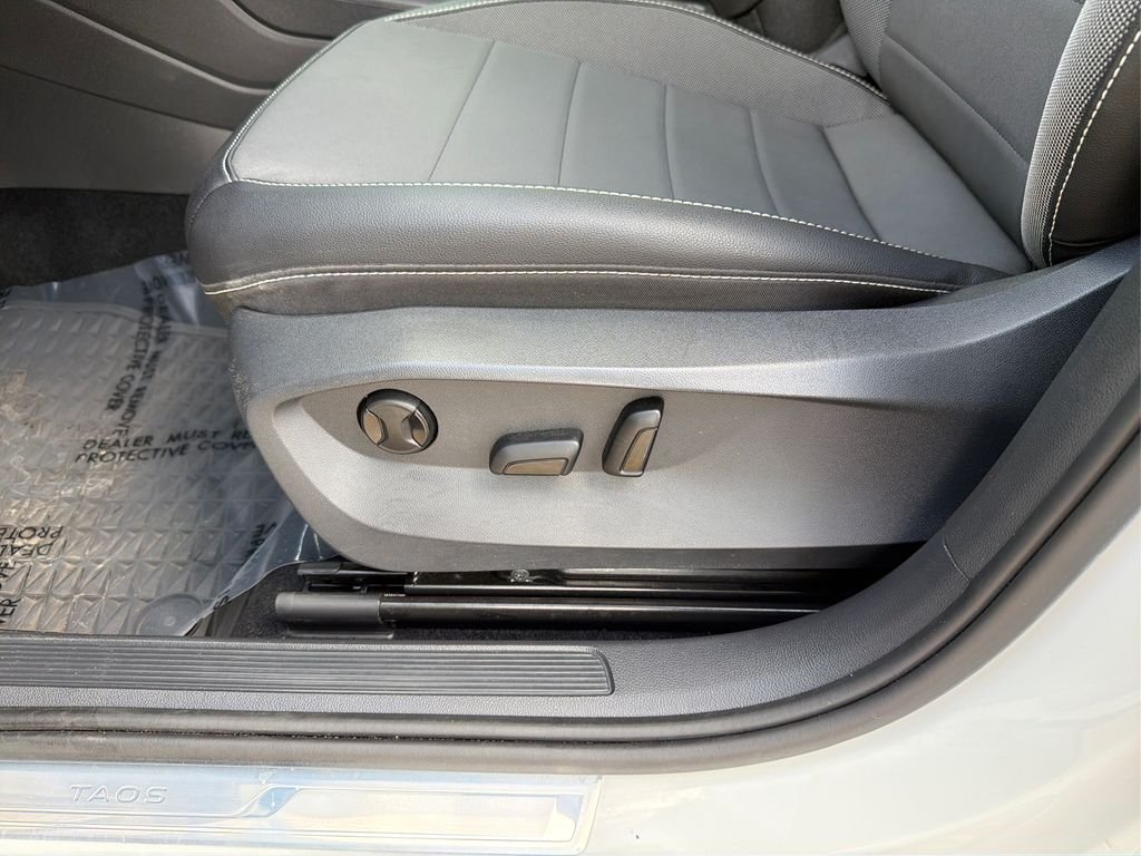 Used 2022 Pure White Volkswagen SE image 19