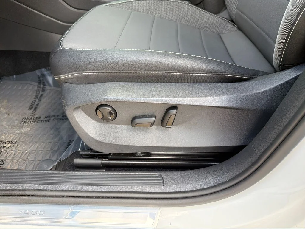 Used 2022 Pure White Volkswagen SE image 19