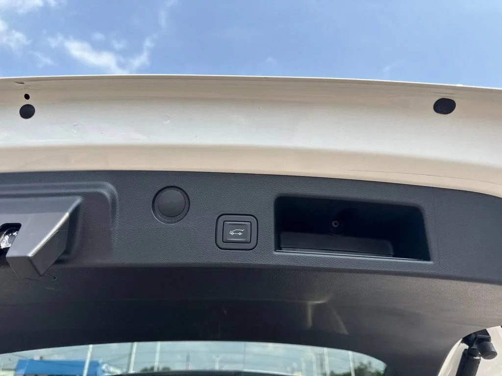 Used 2026 Summit White GMC AT4 image 33