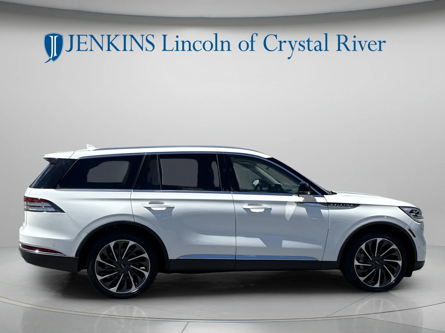 Used 2020 Pristine White Metallic Tri-Coat Lincoln Reserve image 3