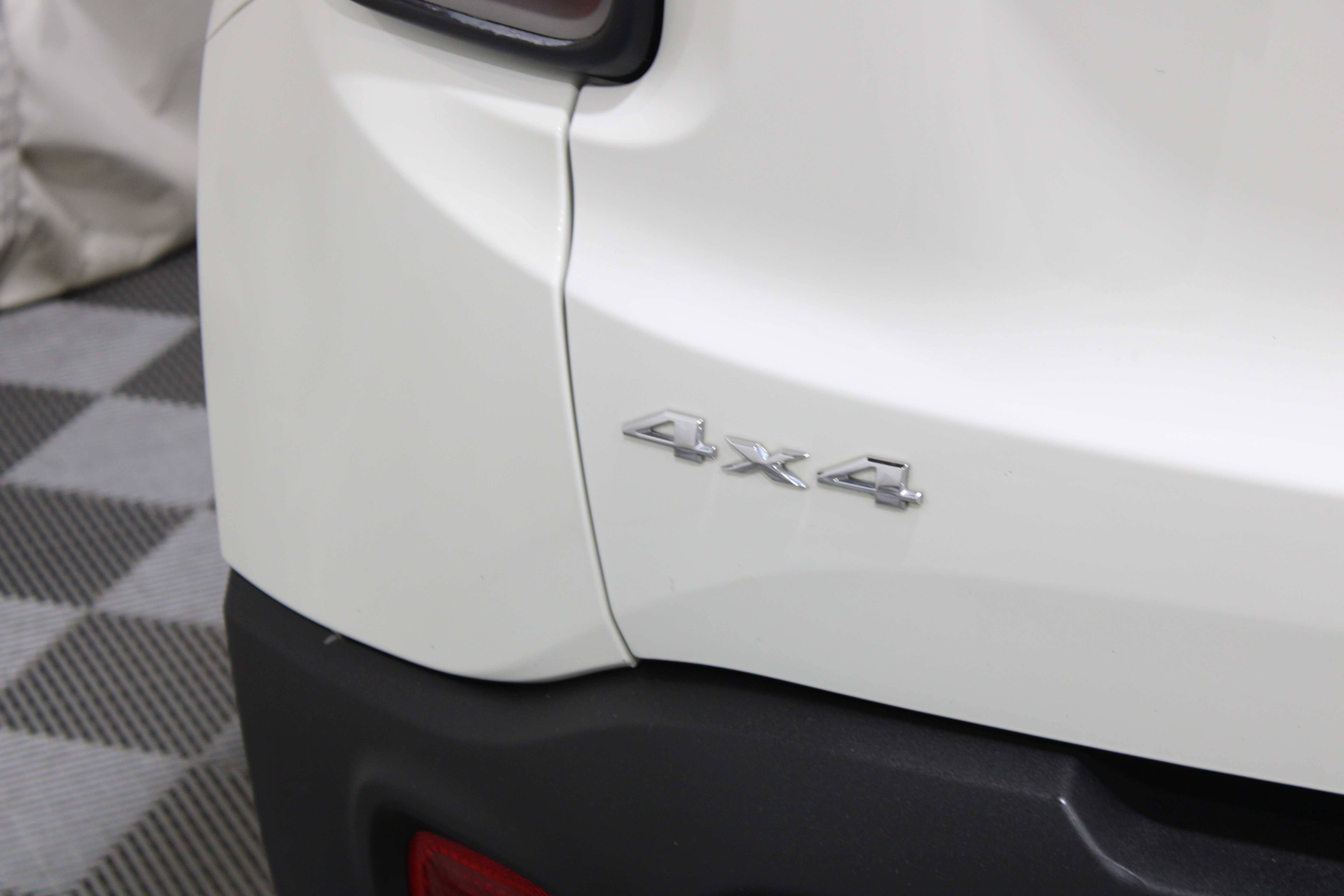 Used 2020 Alpine White Clearcoat Jeep Limited image 32